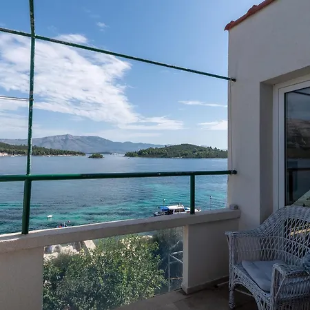 Three-bedroom In Apartman Lumbarda