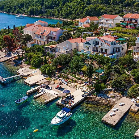 Three-bedroom In Apartman Lumbarda