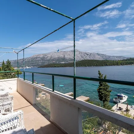 Three-bedroom In 公寓