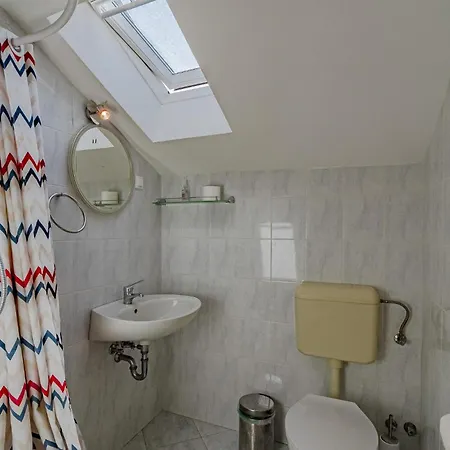 Three-bedroom In Apartman Lumbarda