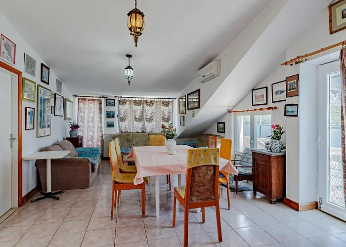 Three-bedroom In 公寓