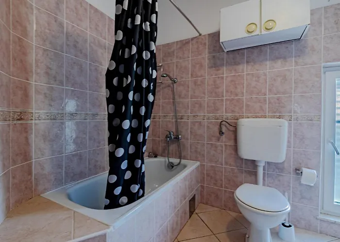 Three-bedroom In 公寓 *